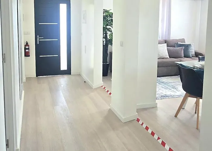 Isa's Pier View House *